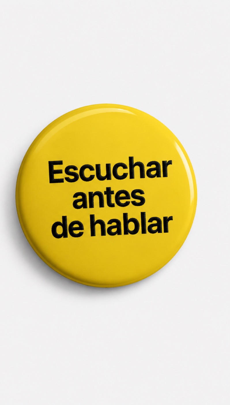 Chapa amarilla democracia21 con el mensaje "Escuchar antes de hablar"
