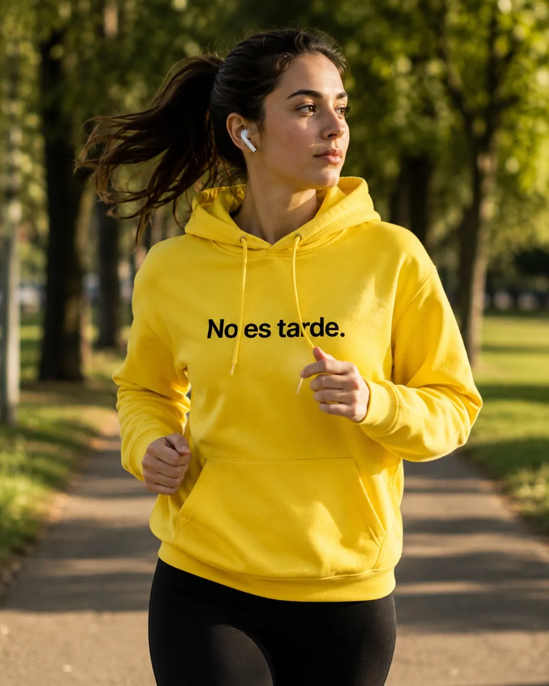 Modelo corriendo con sudadera con capucha amarilla democracia21 con el mensaje "No es tarde."
