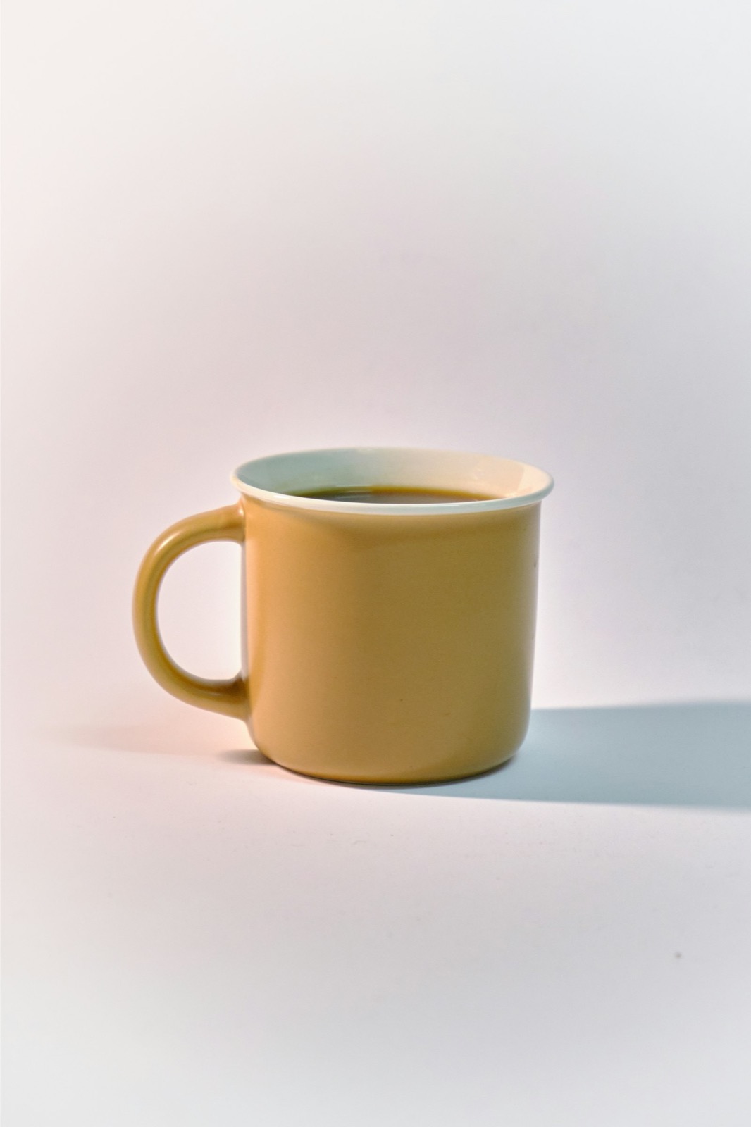 Taza democracia21 con el mensaje Escuchar antes de hablar