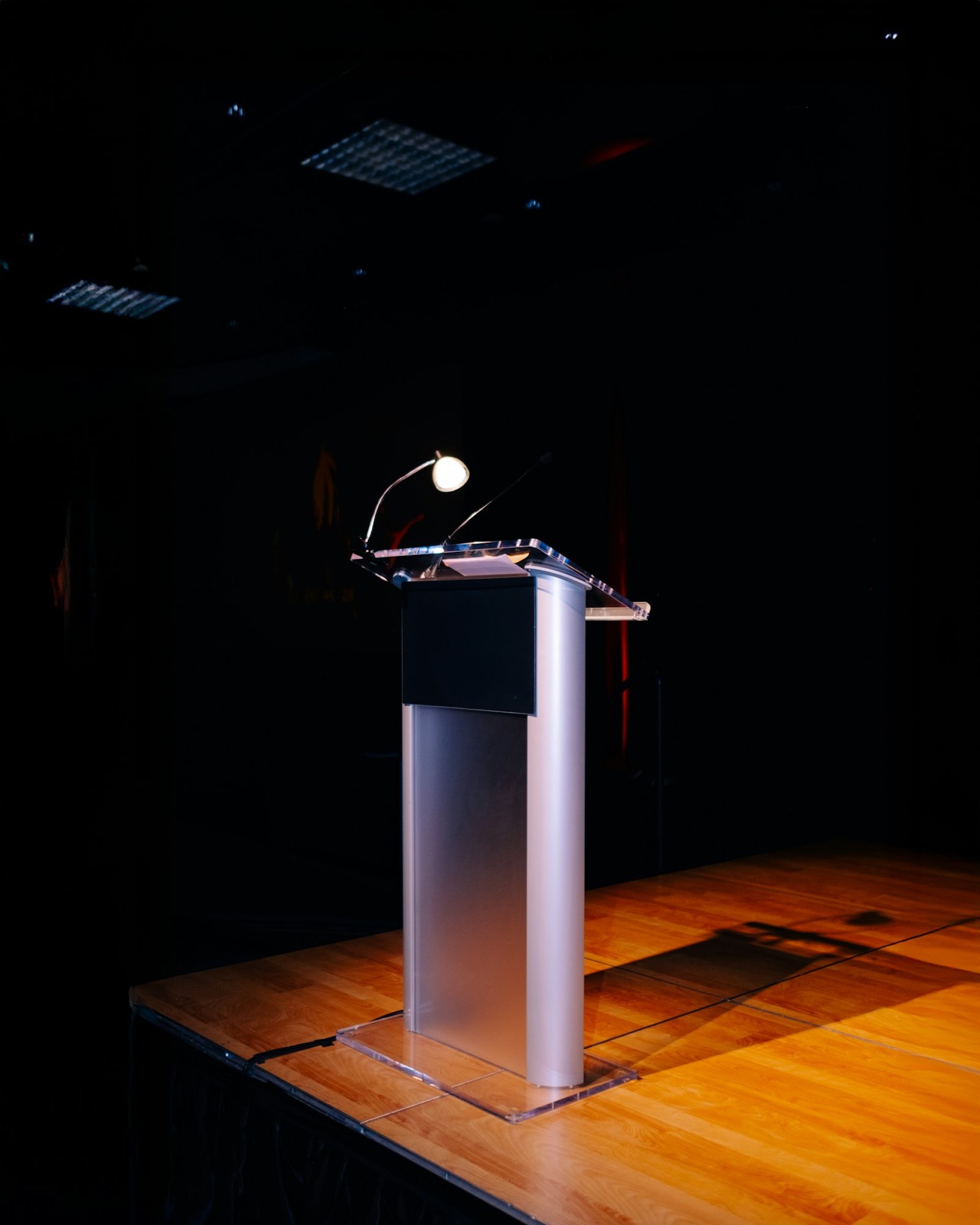 Atril de sala de prensa institucional, vacío