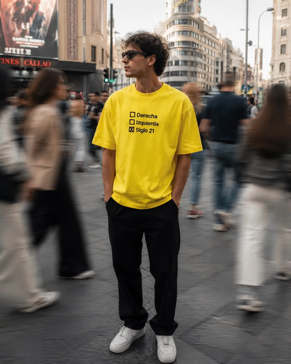 Modelo con camiseta amarilla democracia21 con serigrafía de checkboxes: "Derecha", "Izquierda" y "Siglo 21" marcado